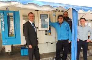Jeroen Katinger (links im Bild) und sein Team von KraussMaffei Österreich präsentierten eine Spritzgießmaschine der Baureihe CX am Standort der Firma HTM Sport (Tyrolia) in Schwechat. | Foto: Kerstin Sochor