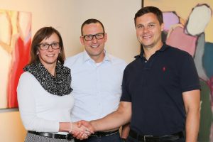 Bettina Steuber (CFO PSG) und Udo Fuchslocher (CEO PSG) freuen sich gemeinsam mit Guntram Meusburger (CEO Meusburger) auf die erfolgreiche Zusammenarbeit. | Foto: Meusburger
