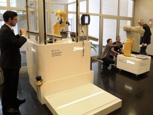 In der begleitenden Fachausstellung wurde die neue Robotergeneration TX2 präsentiert, Roboter für alle Stufen der Mensch-Roboter-Kollaboration. | Foto: Stäubli