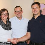 Bettina Steuber (CFO PSG) und Udo Fuchslocher (CEO PSG) freuen sich gemeinsam mit Guntram Meusburger (CEO Meusburger) auf die erfolgreiche Zusammenarbeit. | Foto: Meusburger
