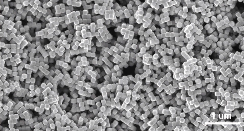 Elektronenmikroskop - Aufnahme von Kupfernanowürfeln, die verwendet werden, um die Umwandlung von Kohlenmonoxid in Essigsäure zu katalysieren. Foto: Rice University
