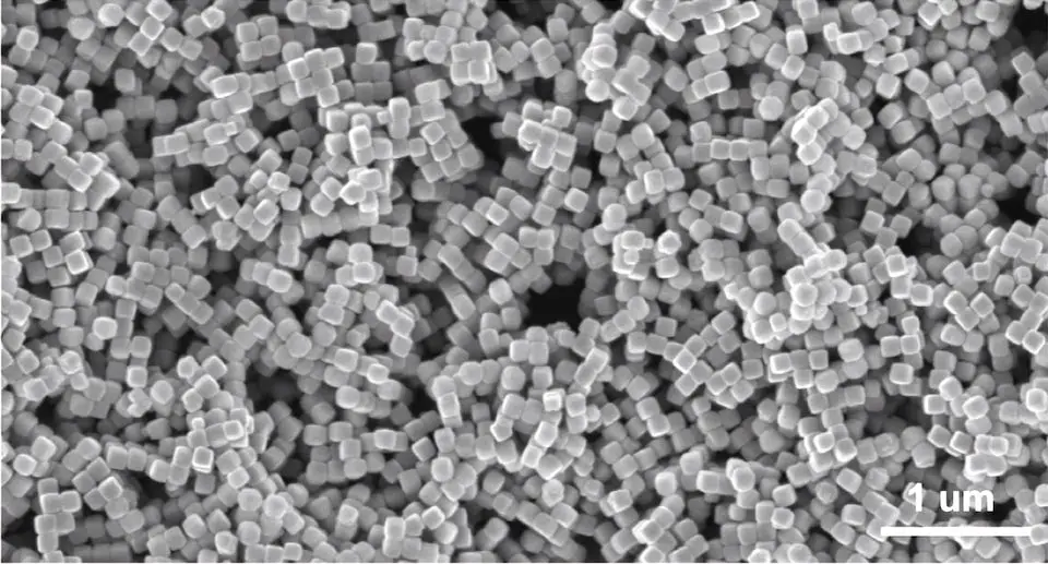 Elektronenmikroskop - Aufnahme von Kupfernanowürfeln, die verwendet werden, um die Umwandlung von Kohlenmonoxid in Essigsäure zu katalysieren. Foto: Rice University
