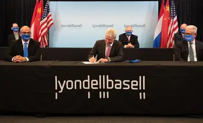 Torkel Rhenman, Executive Vice President LyondellBasell, unterschreibt das 50:50 Joint Venture mit Sinopec in Houston, Texas | Foto: LyondellBasell