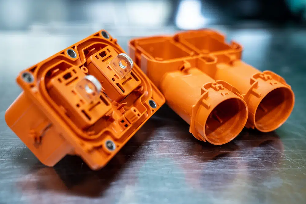 High Performance Materials: Die Farbe Orange dient in Elektrofahrzeugen zur Kennzeichnung von stromführenden Komponenten. LANXESS bietet eine breite Palette an orange eingefärbten, farbstabilen Polyamid- und Polybutylenterephthalat-Compounds für solche Hochvolt-Anwendungen an. | Foto: LANXESS