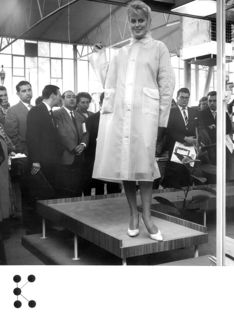 Präsentation eines PVC-Regenmantels auf der K 1952 | Foto: Messe Düsseldorf