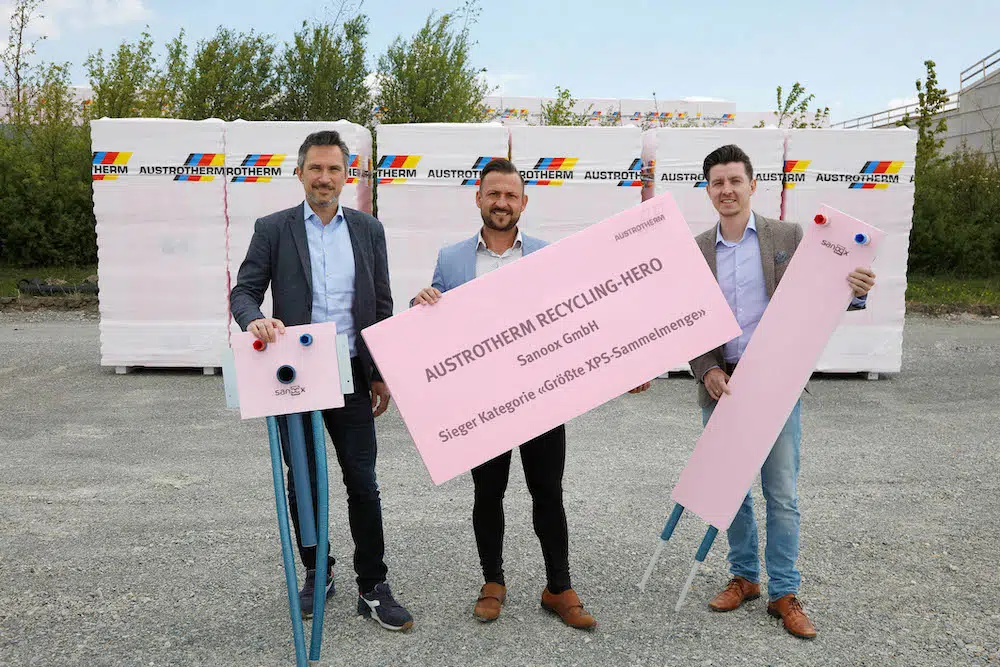 Austrotherm Österreich Geschäftsführer Vertrieb Robert Novak bedankt sich bei Manuel Remler und Bernhard Schneidhofer von SANOOX GmbH für die größte recycelbare XPS-Menge 2021 mit 21 m3 Austrotherm XPS. | Foto: Austrotherm