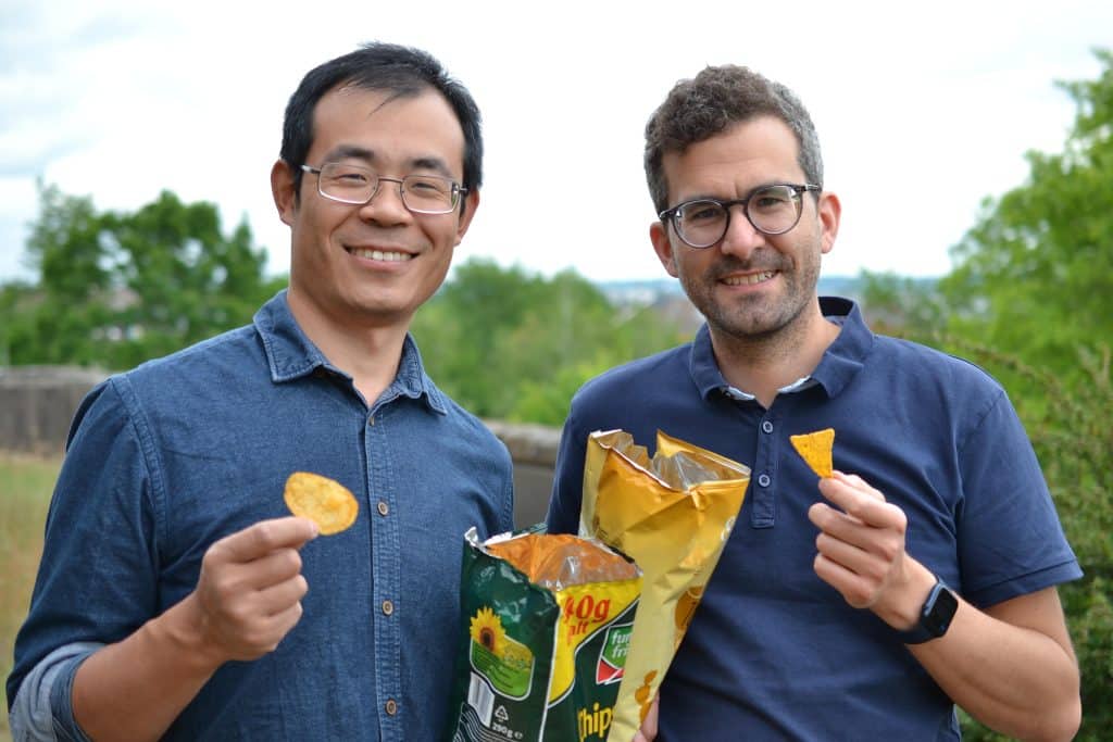 Dr. Qimeng Song und Prof. Markus Retsch haben die Projektidee zu CoolChips entwickelt. Gemeinsam wollen sie nun die Idee in die Tat umzusetzen. | Foto: Dominik Benke