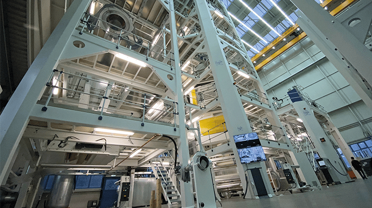 Große Triple-Bubble Blasfolienanlagen von Kuhne erreichen Durchsätze bis zu 2.000 kg/h bei der Herstellung ultradünner Tiefziehfolien. | Foto: Kuhne Anlagenbau