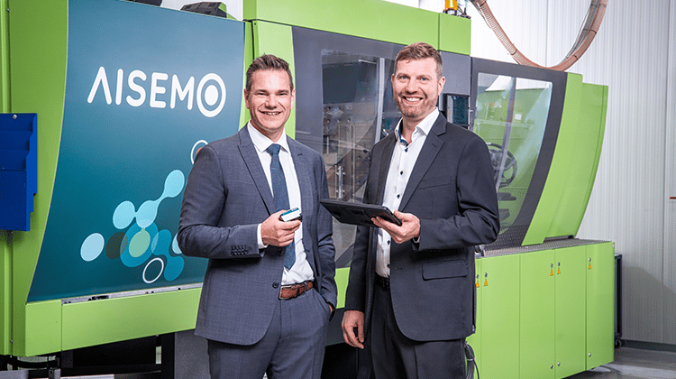 Wolfgang Auer (links) und Werner Schwarz an einer Spritzgießmaschine, die mit AISEMO Analytics ausgestattet ist | Foto: AISEMO