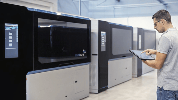 Mit der 3D-Druckanlage Cerion von Cubicure werden jetzt Kunststoffbauteile auf Knopfdruck und in Serie werkzeuglos gefertigt. | Foto: Cubicure