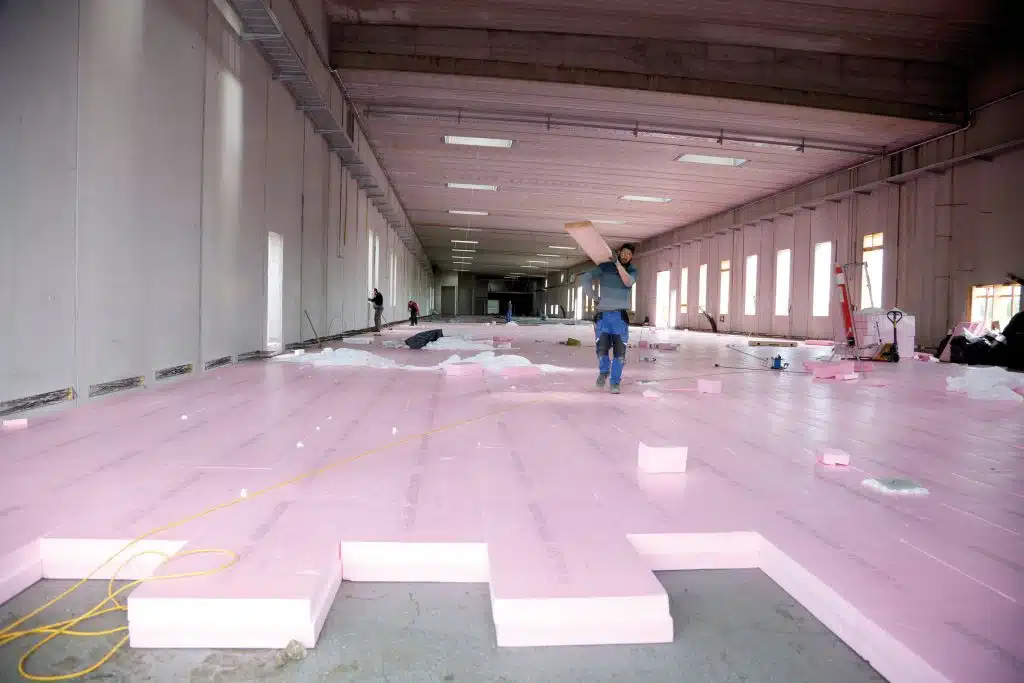Das hochbelastbare XPS TOP 50 dämmt den Boden der neuen Produktionshalle. Die Beheizung der 160 Meter langen Halle erfolgt über eine Betonkernaktivierung, die in die Bodenplatte integriert wurde. | Foto: Pepo Schuster, austrofocus.at