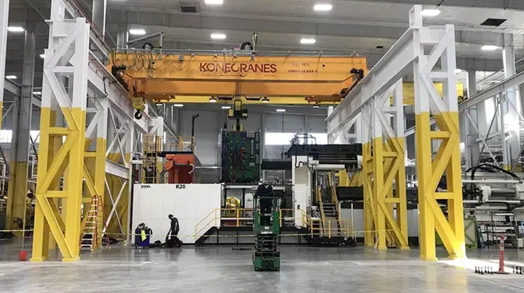 Der 135-Tonnen-Kran im Infiltrator Werk wird nicht nur zum Aufspannen der Werkzeuge verwendet. Er half auch beim Aufstellen der neuen Großmaschinen. | Foto: ENGEL