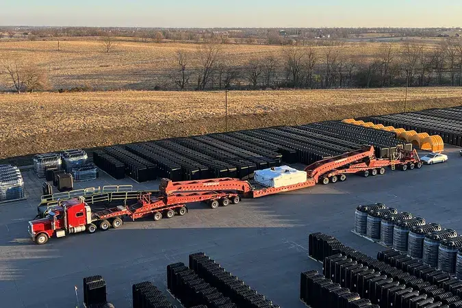 Für viele der Maschinenkomponenten wurden Spezialtransporter benötigt. Das Bild zeigt eine der 117 Tonnen schweren festen Aufspannplatten bei der Ankunft im Infiltrator Werk in Kentucky. | Foto: ENGEL