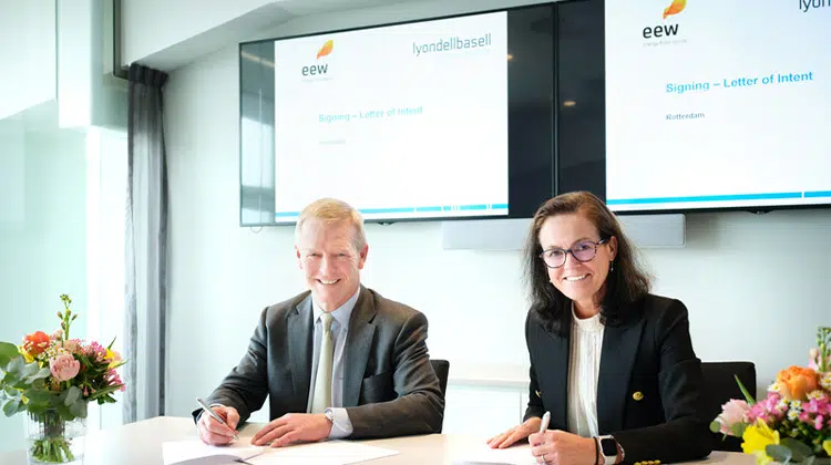 Bernard M. Kemper, Chief Executive Officer von EEW und Yvonne van der Laan, Executive Vice President, Circular and Low Carbon Solutions, bei LyondellBasell | Foto: LyondellBasell