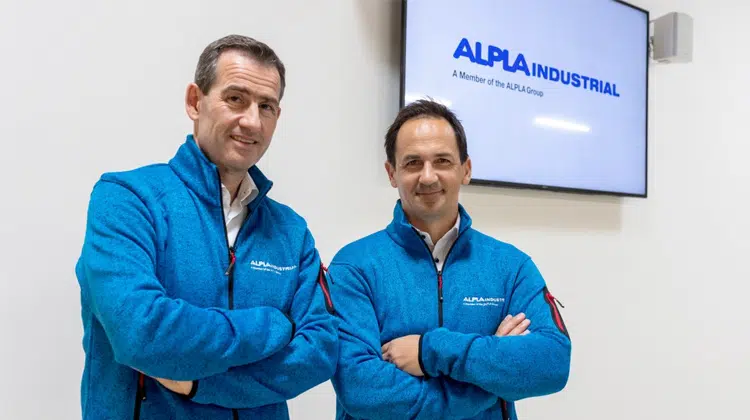 Start für die neue Marke ALPLAindustrial. Rainer Widmar, ALPLA Managing Director Central and Eastern Europe (links) und Roland Baumann, General Manager ALPLAindustrial. | Foto: ALPLA