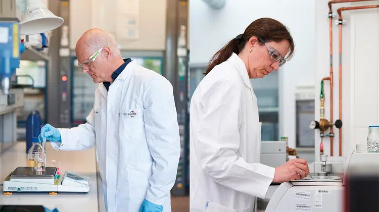 Rolf Luther und Inna Bretz entwickeln gemeinsam marktfähige Schmierstoffe auf PHA-Basis. | Foto: Matthias Schmiedel