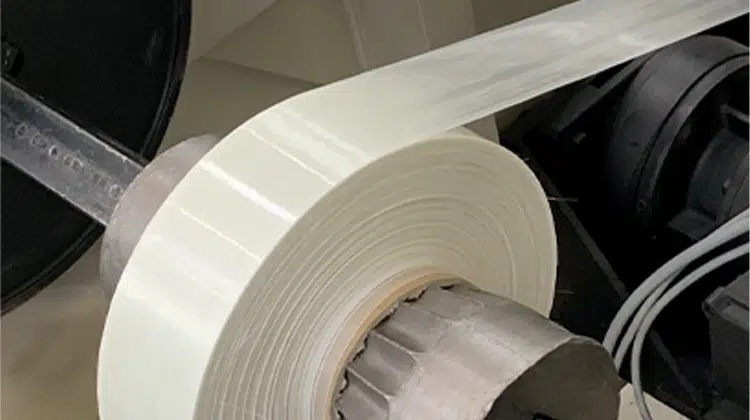 Rolle mit endlosfaserverstärktem Tape aus Polyamid mit Glasfasern im Produktionsprozess. | Foto: Fraunhofer IMWS