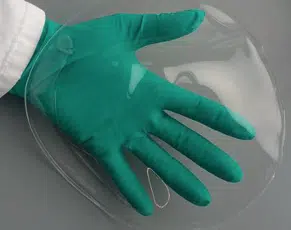 Thermoplastisches Polyurethan wird mithilfe des neu entwickelten Polyols auf Paraformaldehyd-Basis synthetisiert. Die daraus hergestellte Lösungsmittelguss-Folie ist besonders transparent. | Foto: Fraunhofer ICT