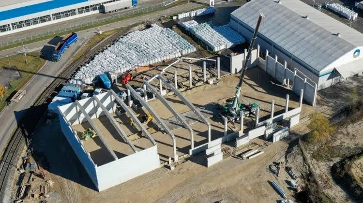Auf dem Areal von MGG Polymers entsteht ein neues Auslieferungszentrum, welches unter anderem zusätzliche Lagerflächen bieten wird. | Foto: MGG